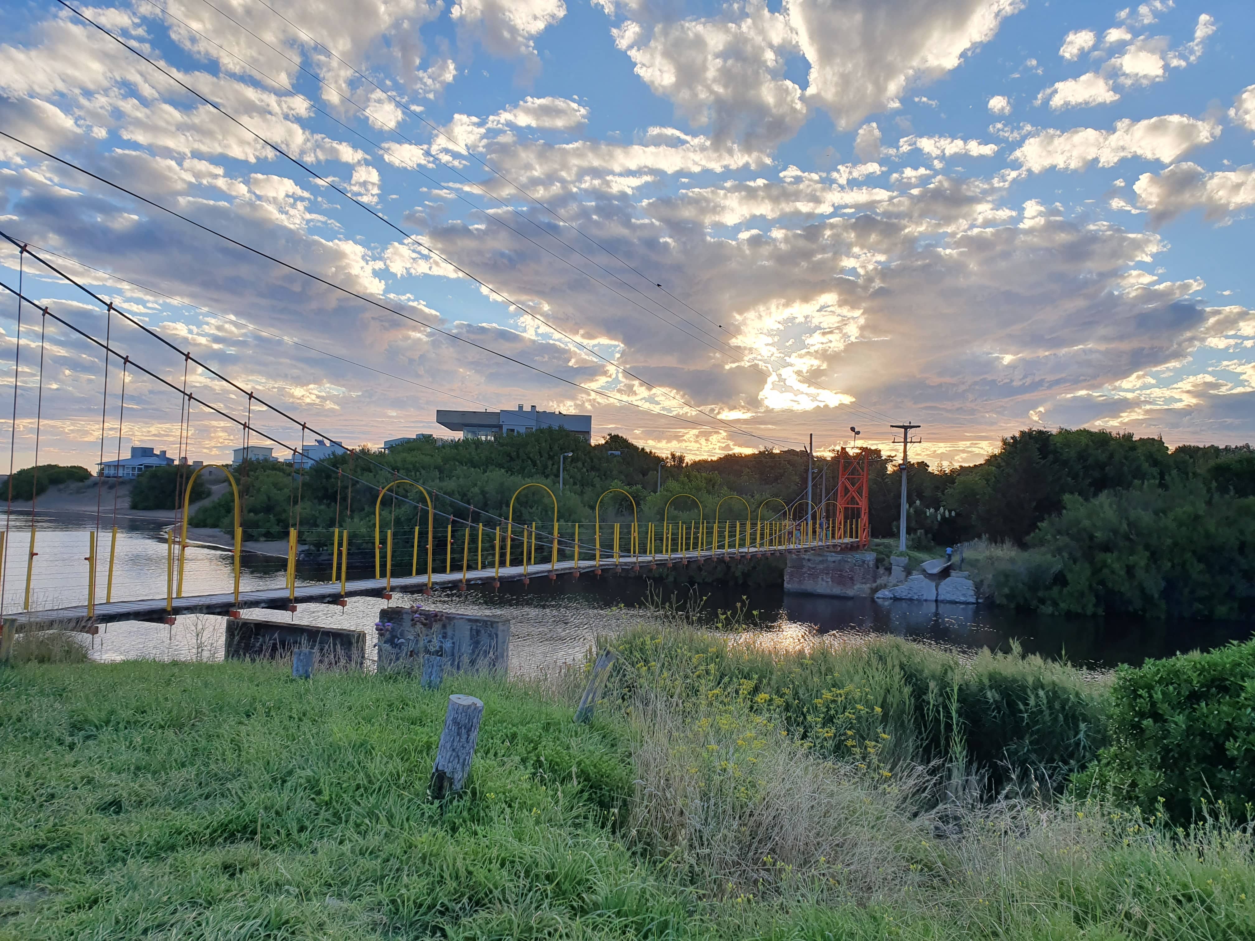 puente colgante sobre arroyo